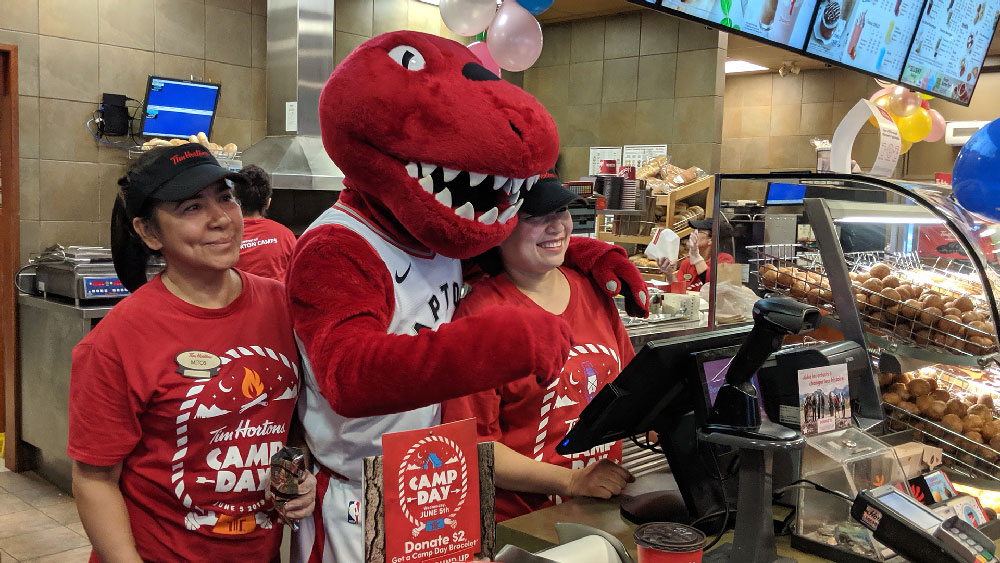 Aides de jour de camp ! Mascotte de raptor au restaurant Tim Hortons
